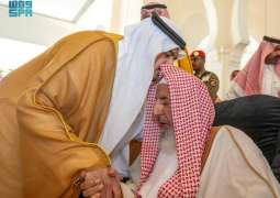 نائب أمير منطقة الرياض يؤدي صلاة الميت على والدة الشيخ محمد بن حسن آل الشيخ