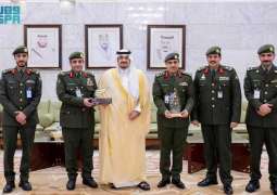 نائب أمير الرياض يكرّم جوازات المنطقة بمناسبة تحقيق مطار الملك خالد جائزة أفضل منطقة جوازات لعام 2024