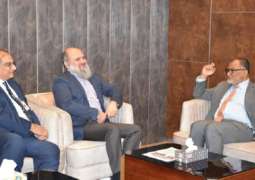 وزیر التجارة جام کمال خان یجتمع مع مستشار الصناعات البنغالي خلال زیارة بلادہ