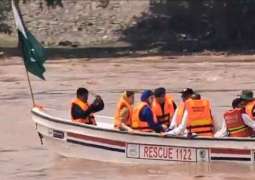 CM Maryam reviews flood situation in Ravi River on boat at Shahdara