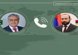 وزیر الخارجیة اسحاق دار یجري اتصالا ھاتفیا مع نظیرہ الأرمیني
