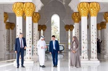 نائب رئيس الوزراء المولدوفي يزور جامع الشيخ زايد الكبير في أبوظبي