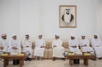منصور بن زايد يعزي في وفاة صالح مبارك بن صنيف المنهالي