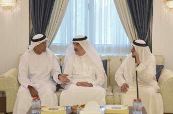 حاكم أم القيوين يقدم واجب العزاء في وفاة مريم بنت سلطان بن سالم القاسمي