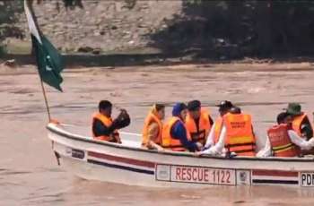 CM Maryam reviews flood situation in Ravi River on boat at Shahdara