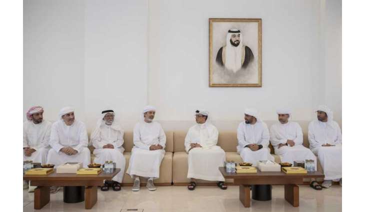 منصور بن زايد يعزي في وفاة صالح مبارك بن صنيف المنهالي