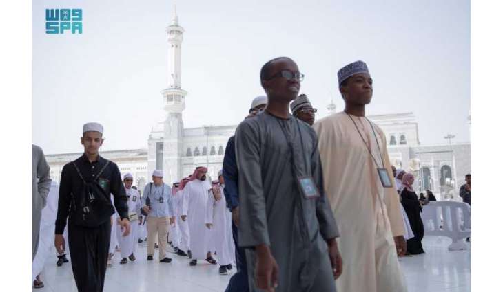 المشاركون في مسابقة الملك عبدالعزيز الدولية يزورون متحف برج الساعة بمكة المكرمة