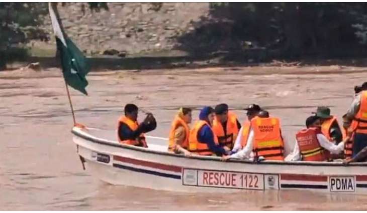 CM Maryam reviews flood situation in Ravi River on boat at Shahdara