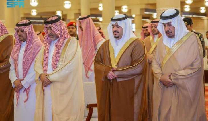 نائب أمير منطقة الرياض يؤدي صلاة الميت على الجوهرة العساف