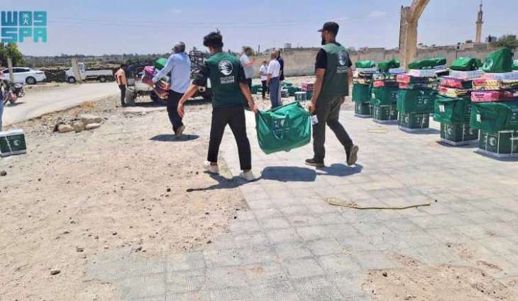 مركز الملك سلمان للإغاثة يوزّع حقائب إيوائية وعناية شخصية للنازحين في محافظة درعا