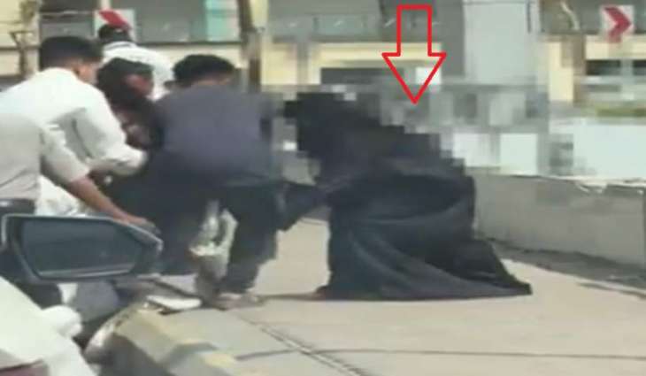 ممرضة تسعف مقیما بعد تعرضه لحادث مروري بالسعودیة