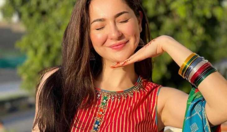 Hania Amir’s new photos spark social media buzz