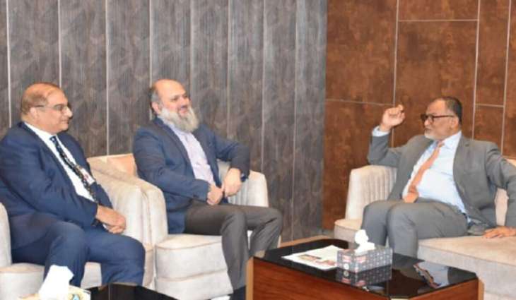 وزیر التجارة جام کمال خان یجتمع مع مستشار الصناعات البنغالي خلال زیارة بلادہ