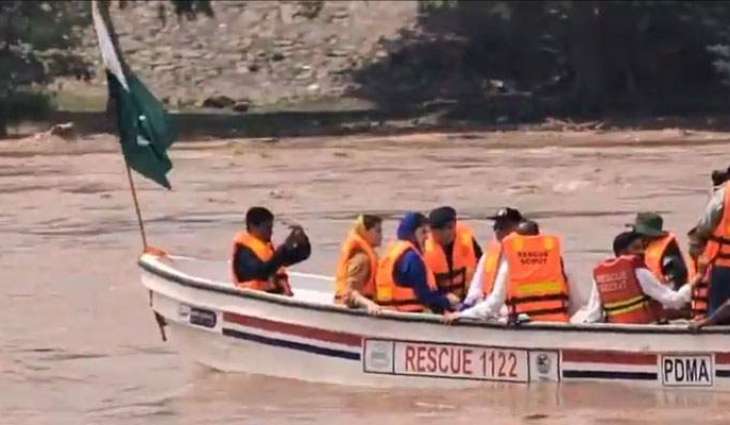 CM Maryam reviews flood situation in Ravi River on boat at Shahdara