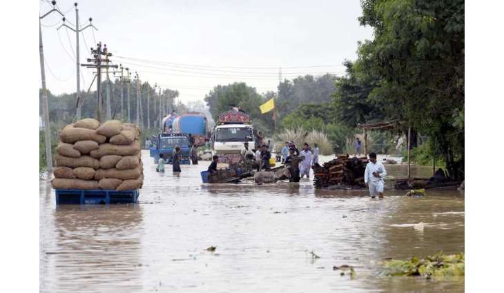 Thousands evacuated as floods swamp eastern Pakistan villages