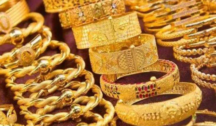 Gold prices hit record high in Pakistan amid global surge