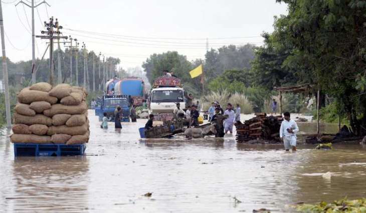 Thousands evacuated as floods swamp eastern Pakistan villages