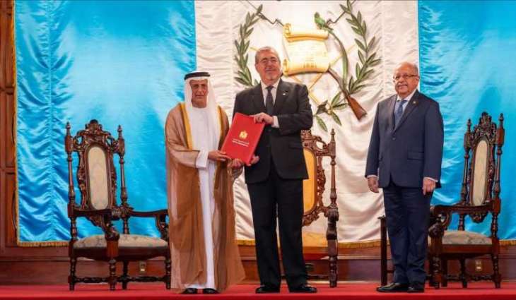 سفير الإمارات غير المقيم يقدم أوراق اعتماده إلى رئيس جمهورية غواتيمالا