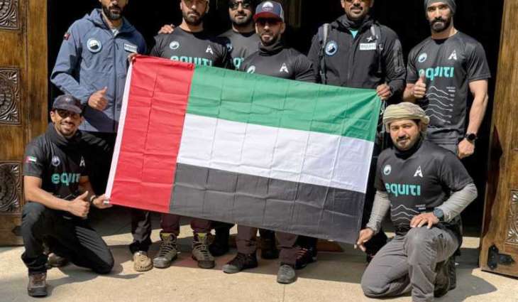 شباب إماراتيون يرفعون راية الوطن على قمة كليمنجارو الأعلى في أفريقيا