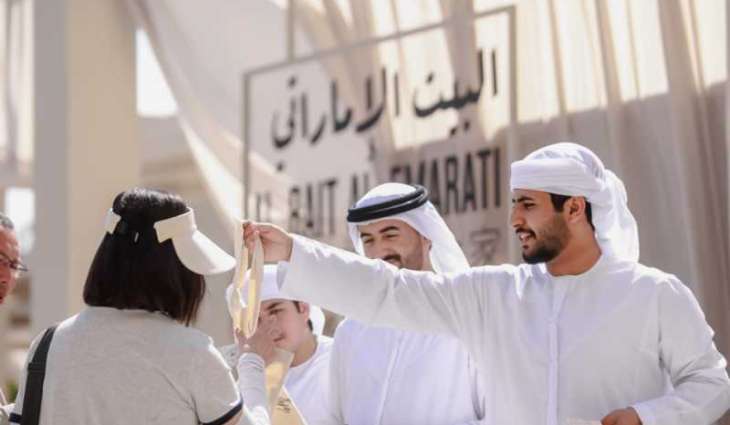 طلبة الإمارات يعرّفون زوار 