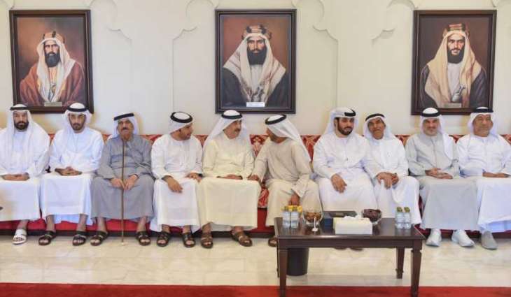 حاكم أم القيوين يقدم واجب العزاء بوفاة عائشة بنت حمد بن علي العريانى