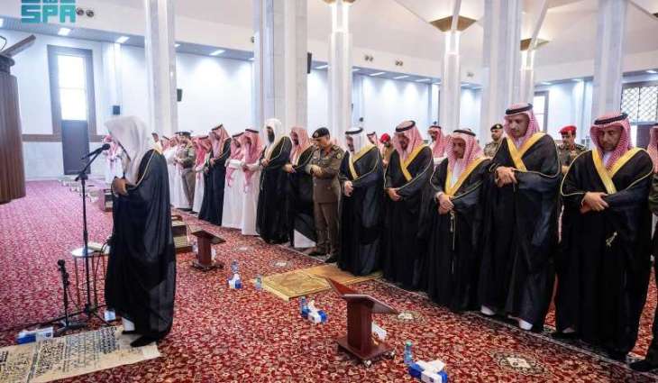 أمير القصيم ونائبه يؤديان صلاة الغائب على سماحة المفتي العام للمملكة