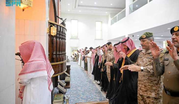 محافظ الطائف يؤدي صلاة الغائب على سماحة المفتي العام للمملكة