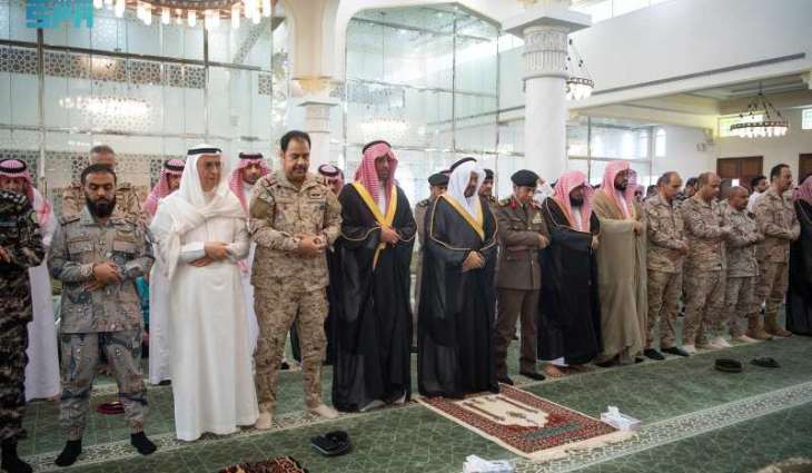 نائب أمير منطقة مكة المكرمة يؤدي صلاة الغائب على سماحة المفتي العام للمملكة