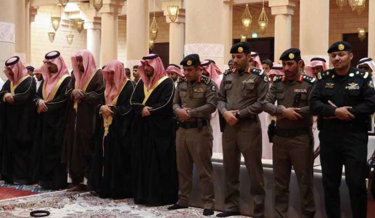 محافظ الخرج يؤدي صلاة الغائب على المفتي العام للمملكة مع جموع المصلين