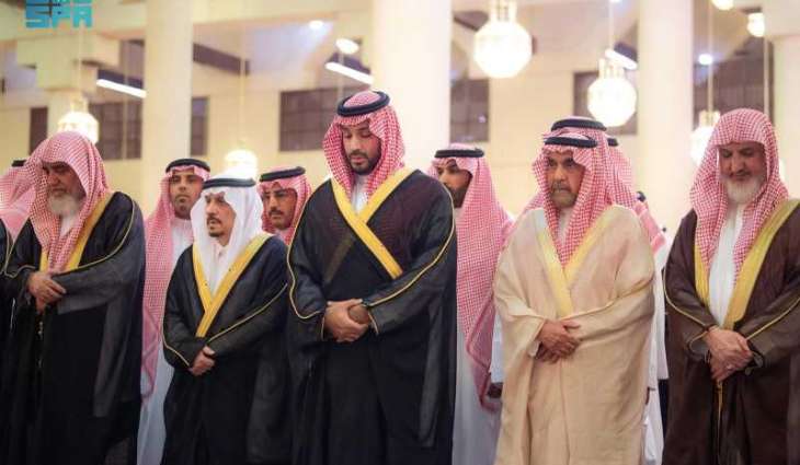 سمو ولي العهد يؤدي صلاة الميت على سماحة الشيخ عبدالعزيز بن عبدالله بن محمد آل الشيخ -رحمه الله-