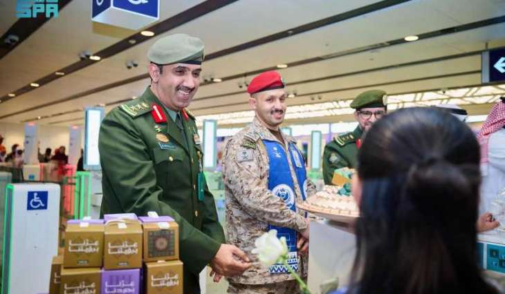 الجوازات تحتفل مع المسافرين بمناسبة اليوم الوطني الـ 95 للمملكة في المنافذ الدولية