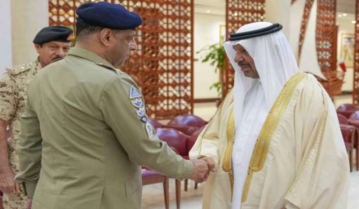مدیر عام الأرکان المشترکة للقوات المسلحة یجتمع مع القائد العام لقوة دفاع البحرین خلال زیارة بلادہ