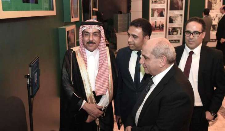 إقبال الزوار على معرض 