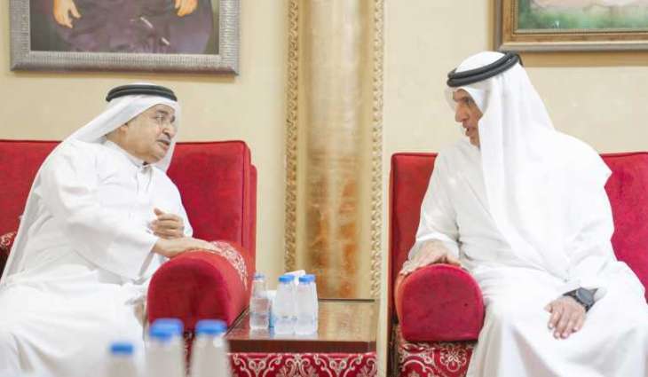 سعود بن صقر يقدّم واجب العزاء في وفاة سلطان بن خالد بن محمد القاسمي
