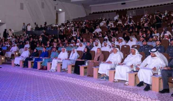 نهيان بن مبارك يكرم الفائزين بأسهم التميز  في ختام فعاليات البرامج الصيفية لصندوق الوطن