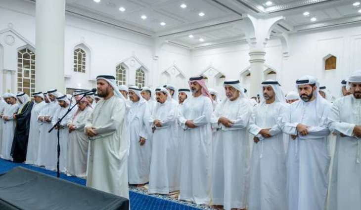 حاكم عجمان يؤدي صلاة الجنازة على جثمان الشيخة حصة عبيد محمد مفتاح الشامسي