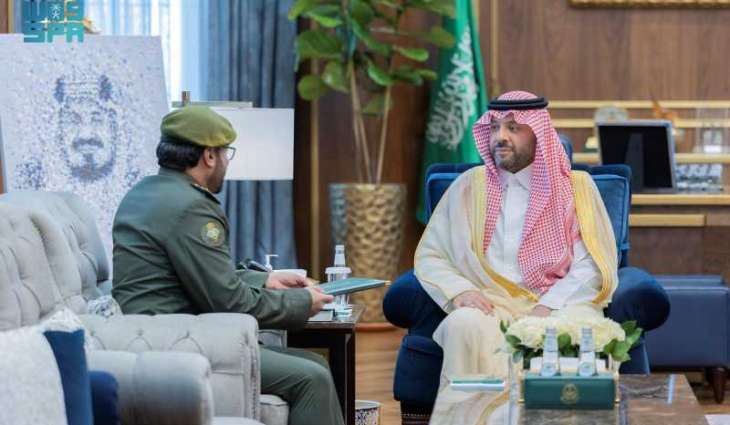 أمير الحدود الشمالية يتسلّم التقرير السنوي لجوازات المنطقة عن موسم حج 1446