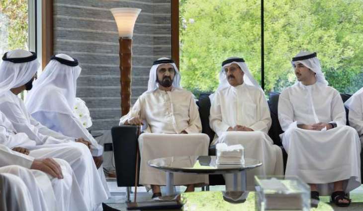 محمد بن راشد يقدم واجب العزاء في وفاة فاطمة بنت سعيد محمد الكندي