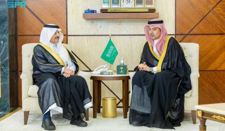 أمير المنطقة الشرقية يستقبل المشرف على مستشفى قوى الأمن بالدمام