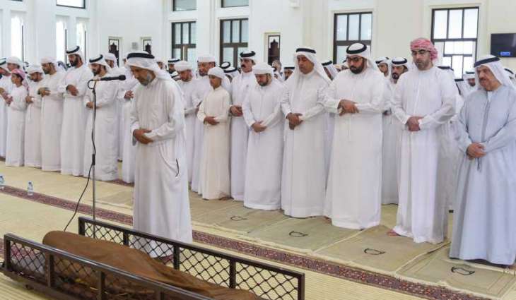 ولي عهد أم القيوين يؤدي صلاة الجنازة على جثمان الشيخ إبراهيم بن أحمد بن حمد المعلا