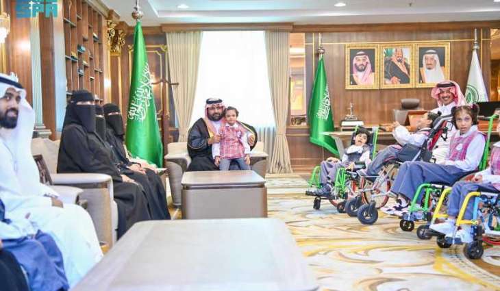 أمير جازان يستقبل مدير مركز جمعية الأطفال ذوي الإعاقة بالمنطقة
