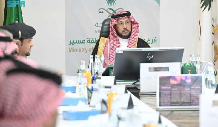 نائب أمير عسير يتابع سير العمل في غرفة عمليات مبادرة 