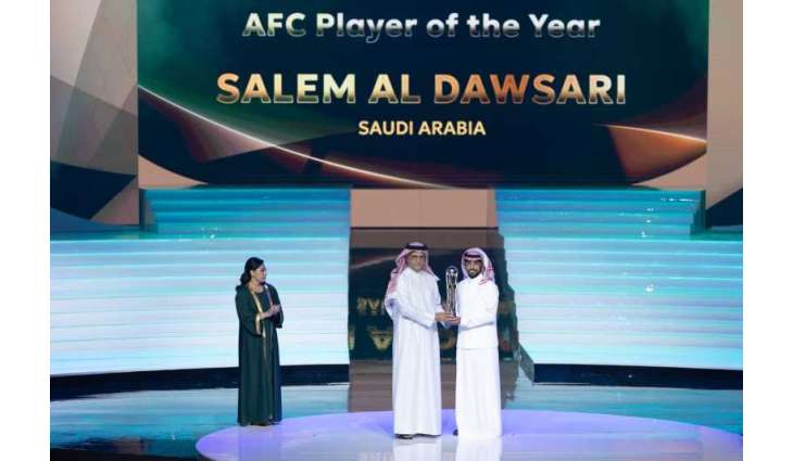 سالم الدوسري أفضل لاعب في آسيا 2025 واليابانية هانا تاكاهشي أفضل لاعبة