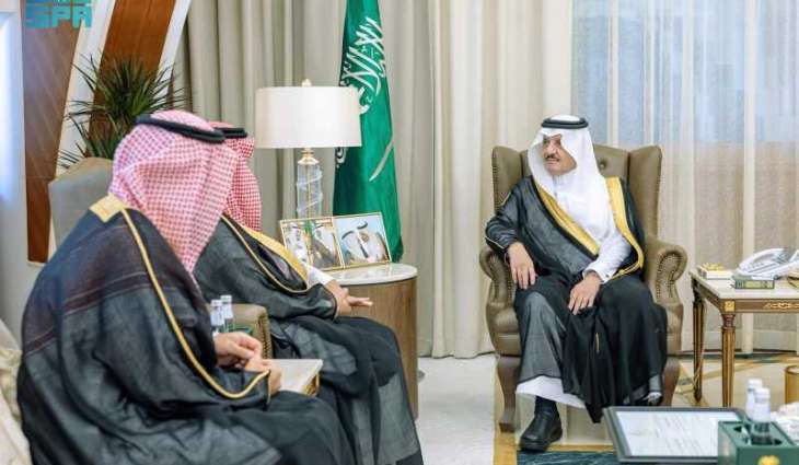 أمير المنطقة الشرقية يستقبل رئيس هيئة الهلال الأحمر السعودي ويتسلّم شهادة امتثال الإمارة لمشروع 