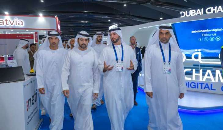 حمدان بن محمد يزور معرض 