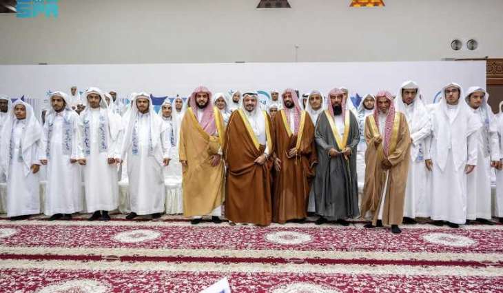 أمير القصيم يرعى حفل تخريج 167 حافظًا لكتاب الله ببريدة