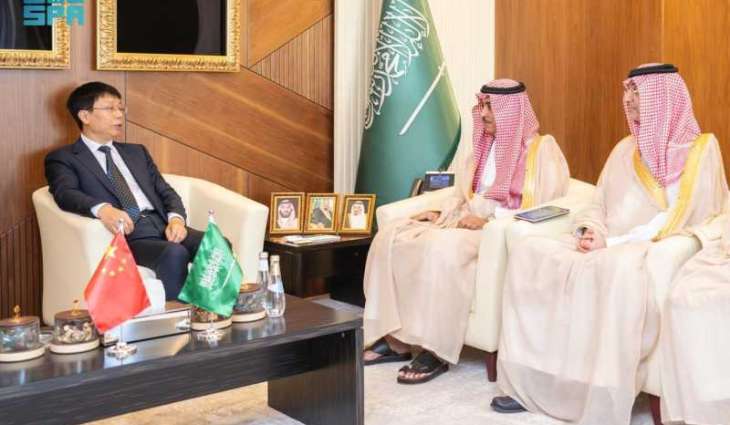 وزير الإعلام يستقبل رئيس صحيفة الشعب الصينية بمناسبة افتتاح مكتبها الإقليمي في الرياض