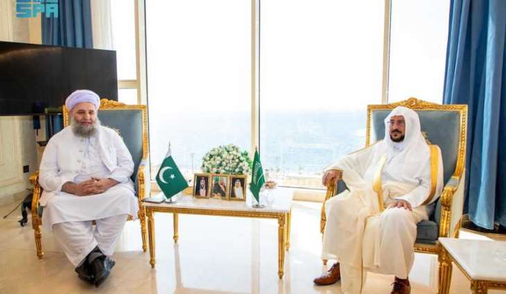 وزير الشؤون الإسلامية يلتقي عضو مجلس الشيوخ الباكستاني