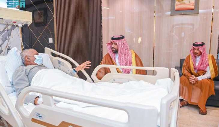 أمير منطقة جازان يطمئن على صحة الأديب إبراهيم مفتاح