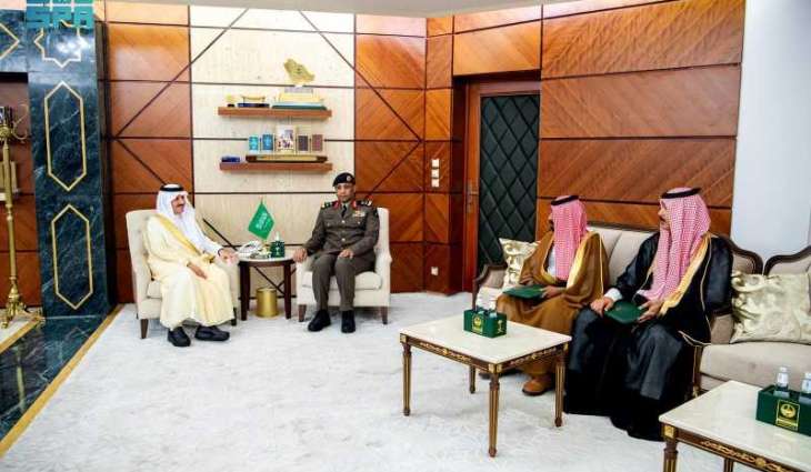 أمير المنطقة الشرقية يكرم مواطنين لإخمادهما حريقًا في محل تجاري بمحافظة الجبيل